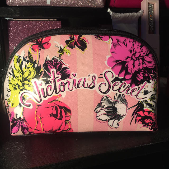 Victoria's Secret(ヴィクトリアズシークレット)のポーチ大サイズ ヴィクトリアズシークレット Victoria’s Secret  レディースのファッション小物(ポーチ)の商品写真