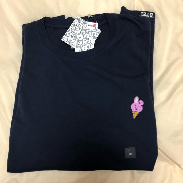 UNIQLO(ユニクロ)のBT21 Tシャツ エンタメ/ホビーのCD(K-POP/アジア)の商品写真