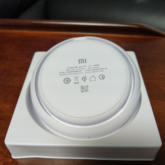 Xiaomi 20W Qi ワイヤレス充電器 スマホ/家電/カメラのスマートフォン/携帯電話(バッテリー/充電器)の商品写真