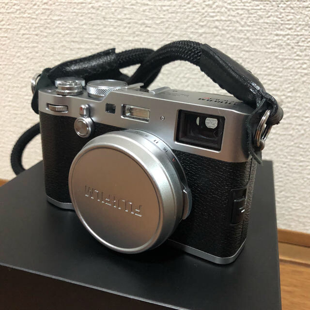 富士フイルム(フジフイルム)の富士フイルム X100F シルバー Yosemiteストラップ付き スマホ/家電/カメラのカメラ(ミラーレス一眼)の商品写真