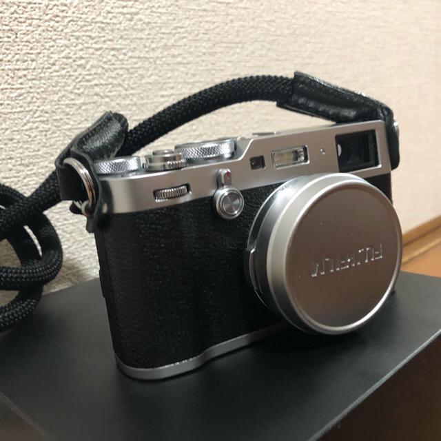 富士フイルム(フジフイルム)の富士フイルム X100F シルバー Yosemiteストラップ付き スマホ/家電/カメラのカメラ(ミラーレス一眼)の商品写真