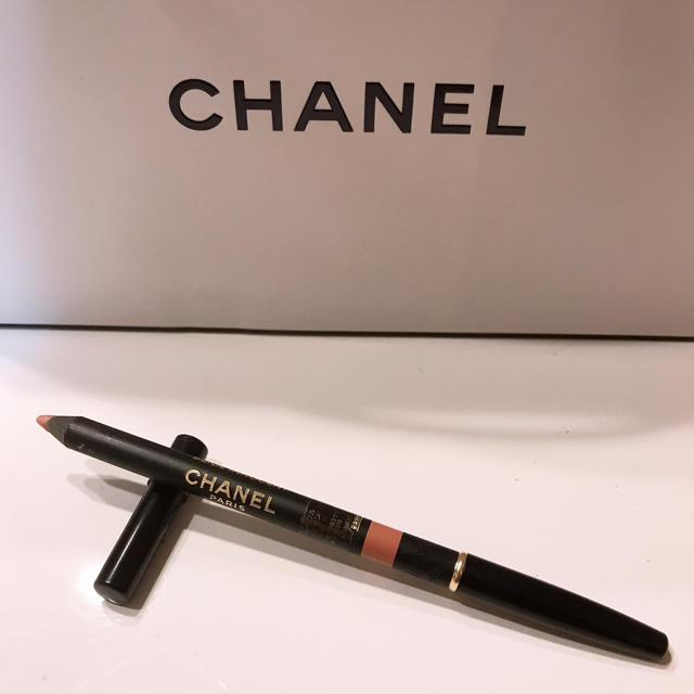 CHANEL(シャネル)のこまどり姉妹様専用！CHANEL ルクレイヨン レーヴル リップペンシル 93  コスメ/美容のベースメイク/化粧品(リップライナー)の商品写真