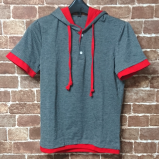 【最終価格】半袖 フード付き ボタンネック Tシャツ ダークグレー×レッド(Tシャツ/カットソー(半袖/袖なし))