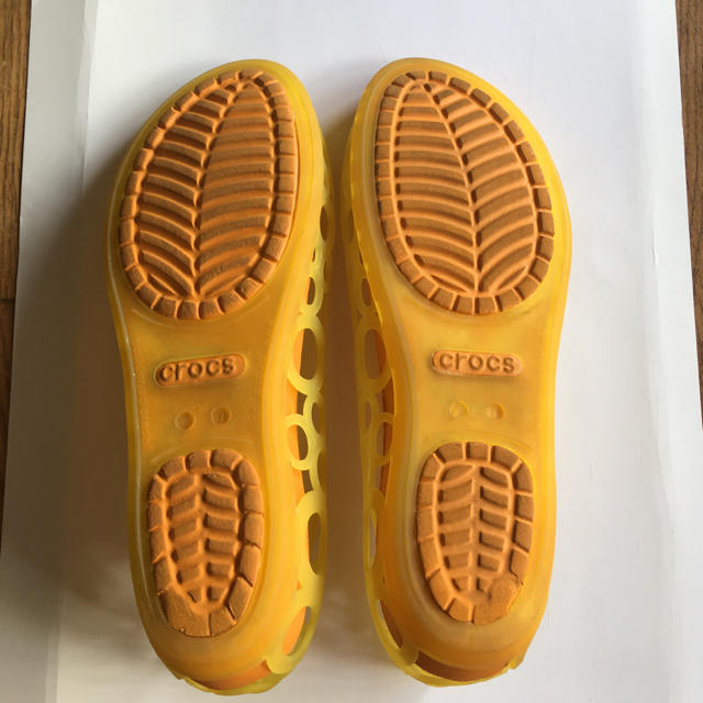 crocs(クロックス)のクロックス アドリナ フラットシューズ W7 24センチ レディースの靴/シューズ(サンダル)の商品写真