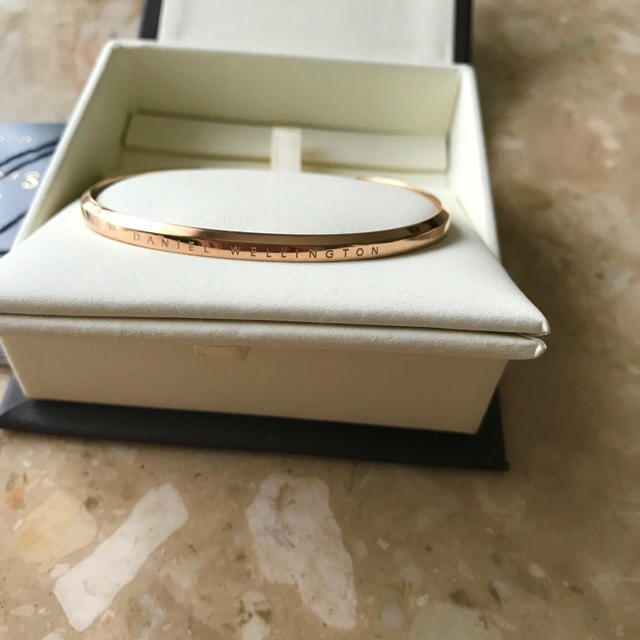 Daniel Wellington(ダニエルウェリントン)の【送料込・試着のみ】ダニエルウェリントン  バングル ローズゴールド ラージ レディースのアクセサリー(ブレスレット/バングル)の商品写真