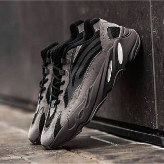 アディダス(adidas)のYEEZY BOOST 700 V2 新色 VANTA(スニーカー)