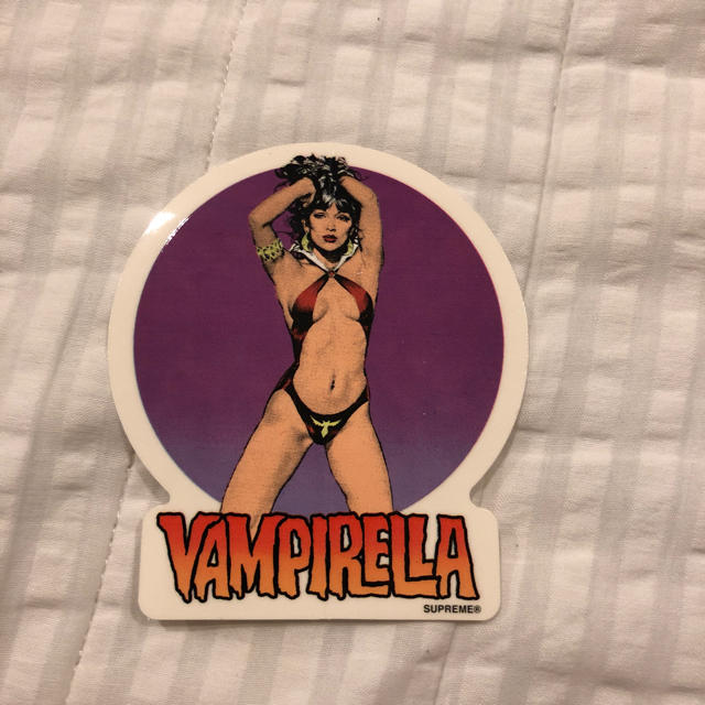 Supreme(シュプリーム)のシュプリーム  ステッカー Vampirella エンタメ/ホビーのコレクション(ノベルティグッズ)の商品写真