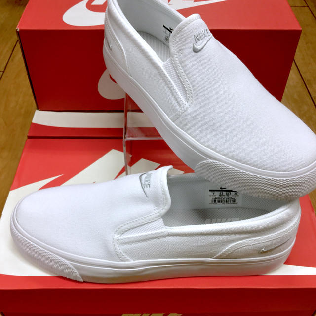 NIKE(ナイキ)の【新品】NIKE W's TOKI SLIP 724770-100 26.5cm メンズの靴/シューズ(スニーカー)の商品写真