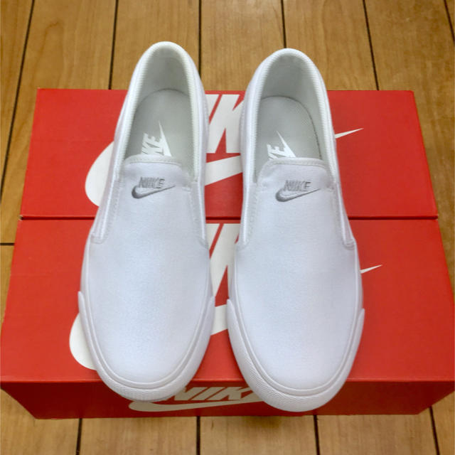 NIKE(ナイキ)の【新品】NIKE W's TOKI SLIP 724770-100 26.5cm メンズの靴/シューズ(スニーカー)の商品写真