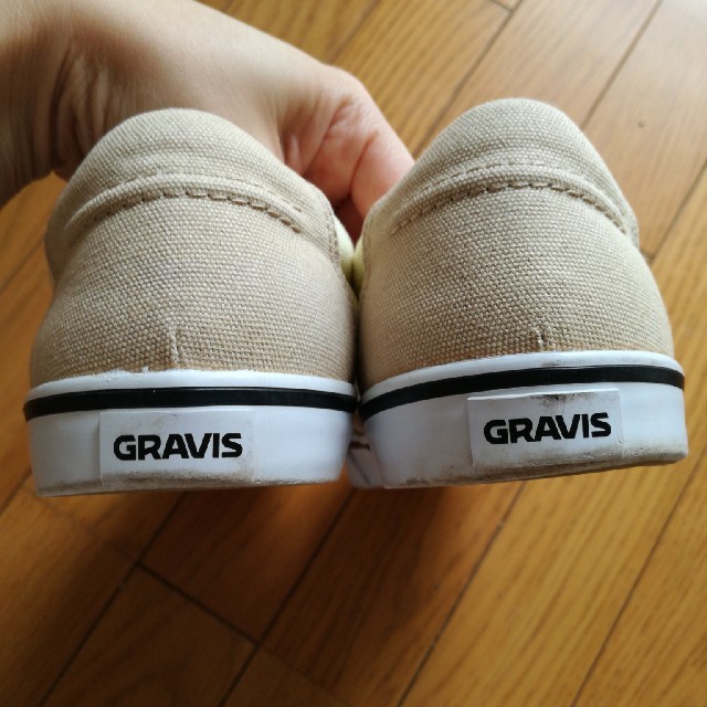 gravis(グラビス)の値下げ！GRAVIS　スリッポンスニーカー　ベージュ メンズの靴/シューズ(スニーカー)の商品写真