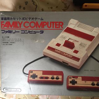 ニンテンドウ(任天堂)のファミリーコンピュータ ソフト3本付き　ファミコン(家庭用ゲーム機本体)