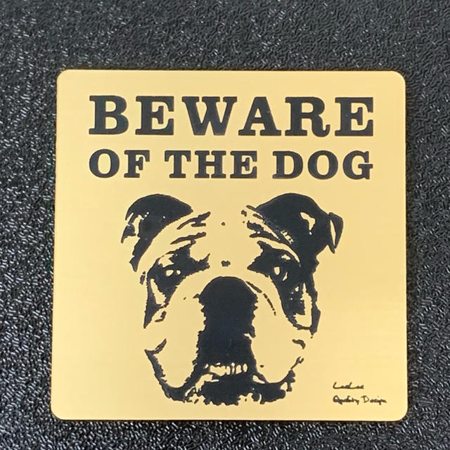 BEWARE OF THE DOG　猛犬注意サインプレート （ゴールドVer) インテリア/住まい/日用品のオフィス用品(店舗用品)の商品写真