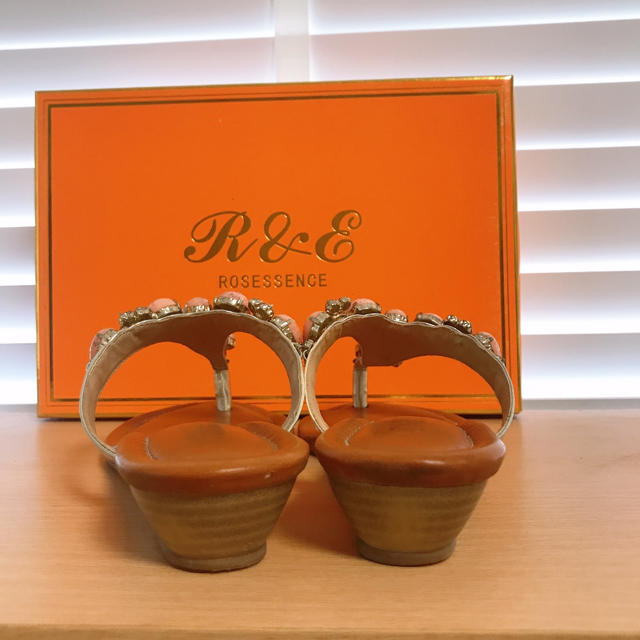 R&E(アールアンドイー)のR&E ピンクターコイズ ビジューサンダル レディースの靴/シューズ(サンダル)の商品写真