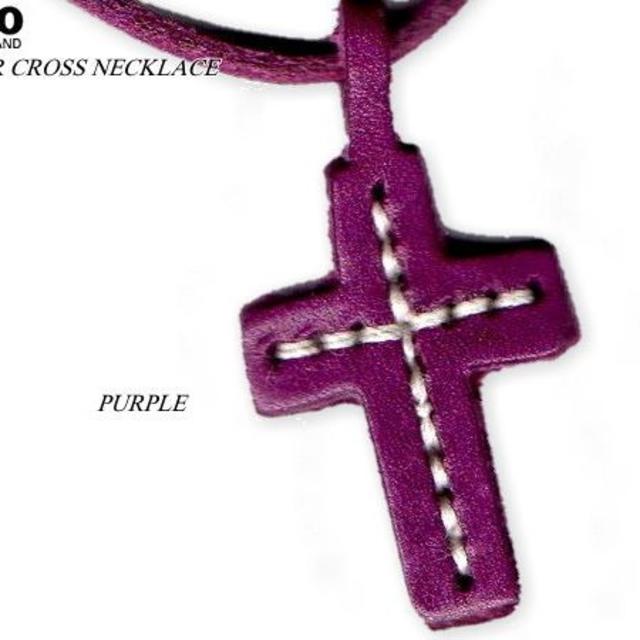 セール 新品 代理店別注 UK製アングロレザー クロスネックレス 紫 メンズのアクセサリー(ネックレス)の商品写真