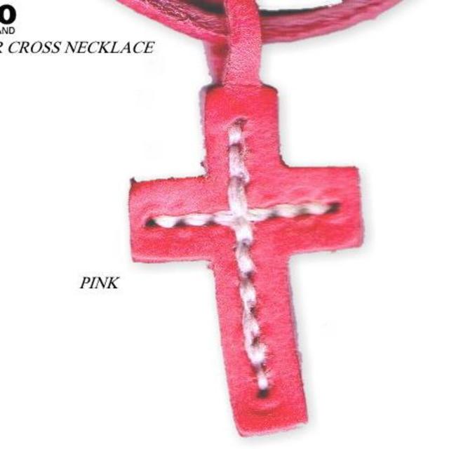 セール 新品 代理店別注 UK製アングロレザー クロスネックレス PINK メンズのアクセサリー(ネックレス)の商品写真