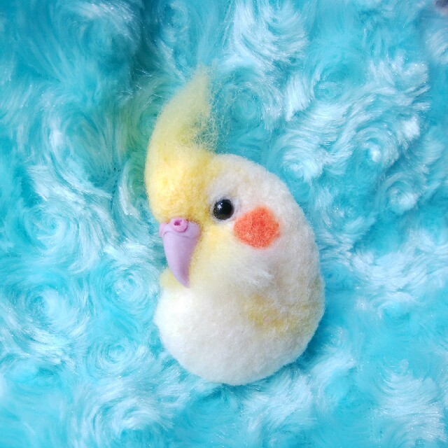 羊毛フェルト　白オカメインコ（黒目）ブローチ ハンドメイドのアクセサリー(コサージュ/ブローチ)の商品写真