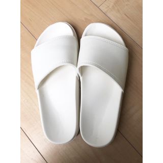 ムジルシリョウヒン(MUJI (無印良品))のラバースポンジフラットサンダル 白 (サンダル)