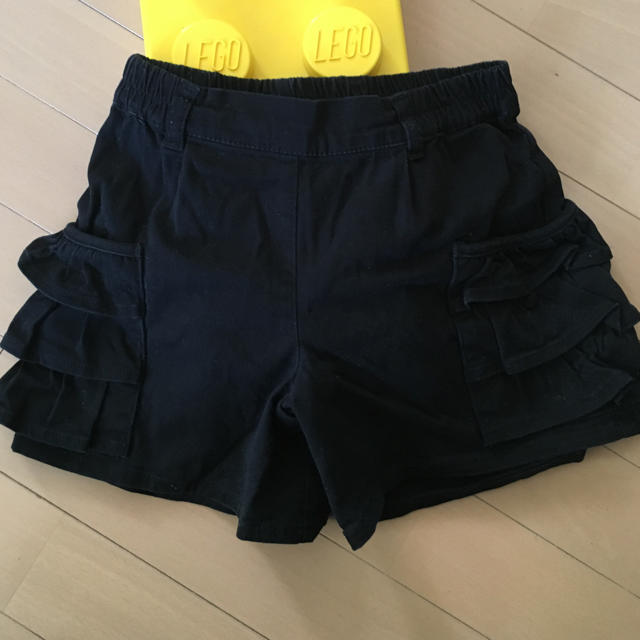 GU(ジーユー)の女児140 フリルショートパンツ ブラック キッズ/ベビー/マタニティのキッズ服女の子用(90cm~)(パンツ/スパッツ)の商品写真