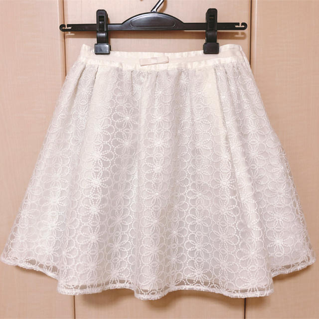 Feroux(フェルゥ)の花刺繍 チュールスカート レディースのスカート(ひざ丈スカート)の商品写真