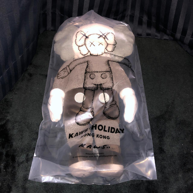 Supreme(シュプリーム)のKAWS:HOLIDAY HONG KONG Limited 20" Plush エンタメ/ホビーのおもちゃ/ぬいぐるみ(ぬいぐるみ)の商品写真