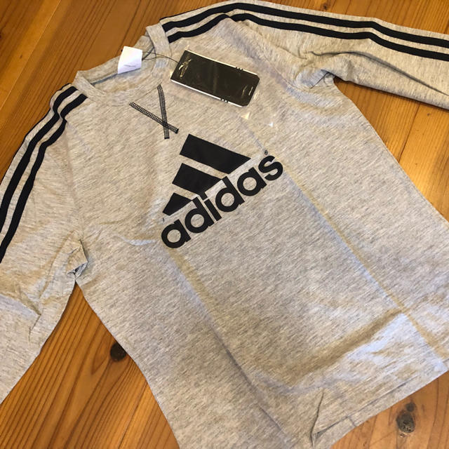 adidas(アディダス)の【新品】adidas⭐️長袖Tシャツ キッズ/ベビー/マタニティのキッズ服男の子用(90cm~)(Tシャツ/カットソー)の商品写真