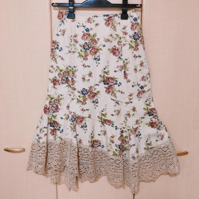 L'EST ROSE(レストローズ)のL'EST ROSE♡ローズ柄スカート レディースのスカート(ロングスカート)の商品写真