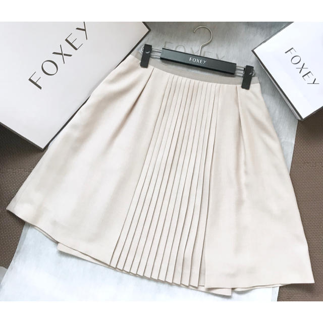 FOXEY(フォクシー)の現行ロゴ✨FOXEYセンタープリーツスカート40 レディースのスカート(ひざ丈スカート)の商品写真