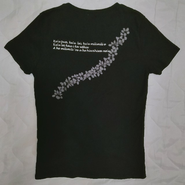 中古: フラTシャツ[3L]　黒地柄入りＶネック半袖Tシャツ〔マウナロア〕_72 レディースのトップス(Tシャツ(半袖/袖なし))の商品写真