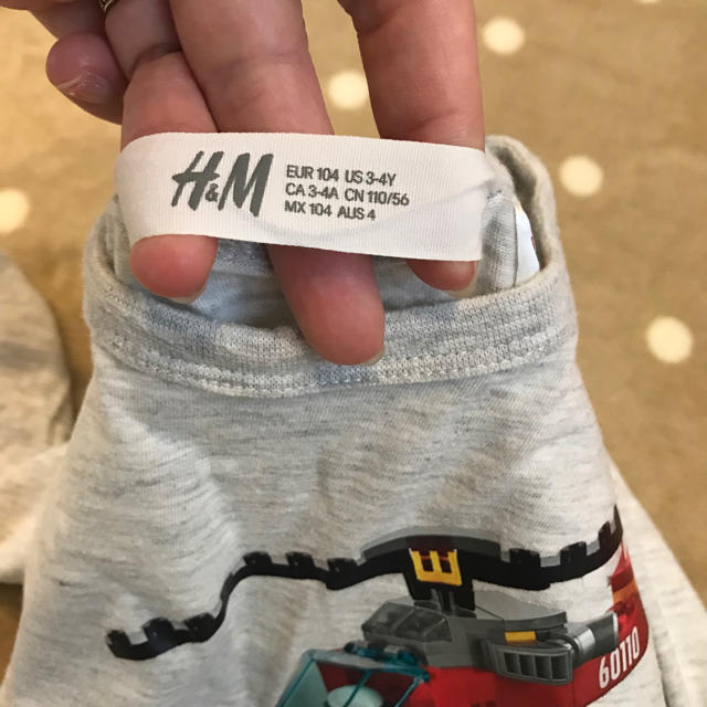 H&M(エイチアンドエム)のまとめ売り☆H&M LEGO 長袖Tシャツ 104サイズ キッズ/ベビー/マタニティのキッズ服男の子用(90cm~)(Tシャツ/カットソー)の商品写真