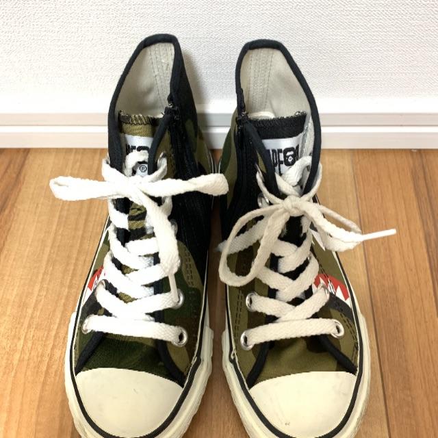 A BATHING APE(アベイシングエイプ)のAPE STA HI ジップ付き カモ×シャーク柄 キッズサイズ  キッズ/ベビー/マタニティのキッズ靴/シューズ(15cm~)(スニーカー)の商品写真