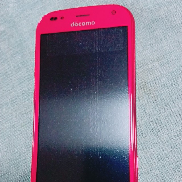 NTTdocomo(エヌティティドコモ)のDOCOMOらくらくスマートホンme スマホ/家電/カメラのスマートフォン/携帯電話(携帯電話本体)の商品写真