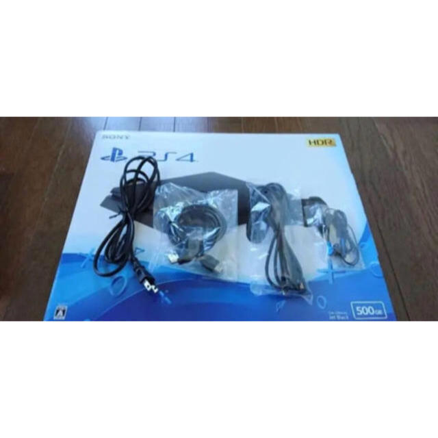 PlayStation4(プレイステーション4)のコントローラ +1 PlayStation®4 ジェット・ブラック 500GB エンタメ/ホビーのゲームソフト/ゲーム機本体(家庭用ゲーム機本体)の商品写真
