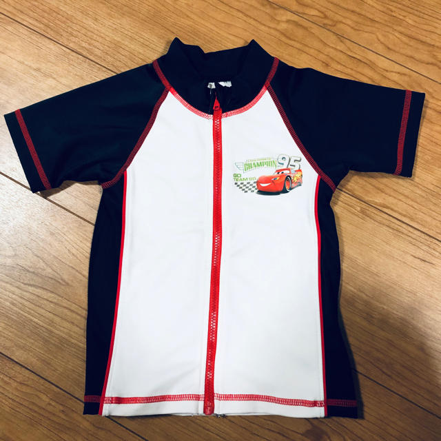 Disney(ディズニー)のカーズ ラッシュガード 100cm キッズ/ベビー/マタニティのキッズ服男の子用(90cm~)(水着)の商品写真