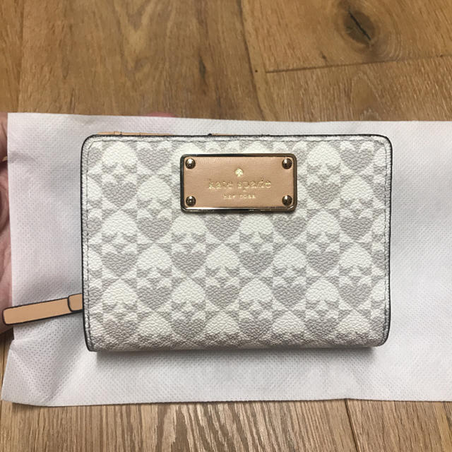 週末値下げ♡Kate Spade レディース ホワイト シルバー 二つ折り財布