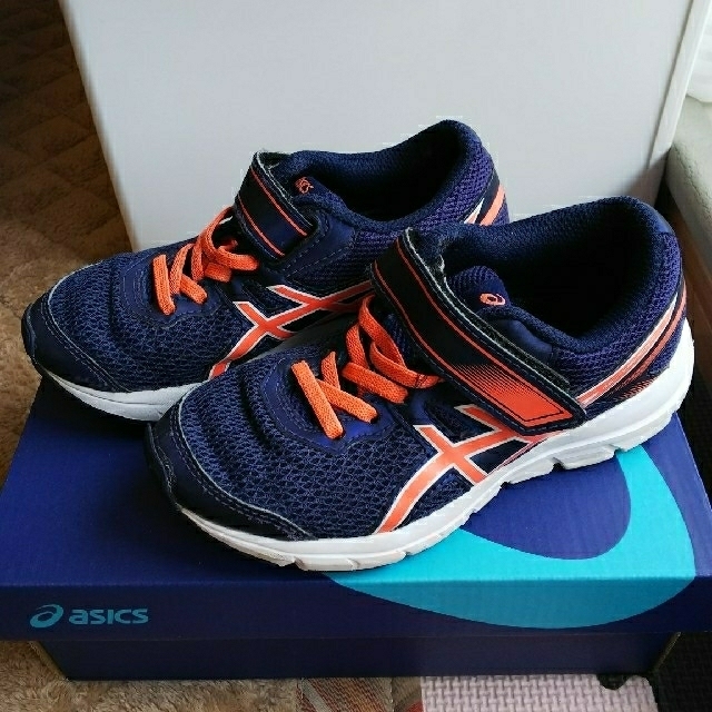 asics(アシックス)のアシックスのスニーカー  17.5㎝ キッズ/ベビー/マタニティのキッズ靴/シューズ(15cm~)(スニーカー)の商品写真