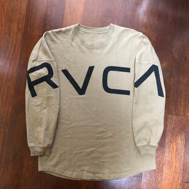 RVCA(ルーカ)のrvca アーチロゴ ベージュ ビックロゴロンt Sサイズ メンズのトップス(Tシャツ/カットソー(七分/長袖))の商品写真