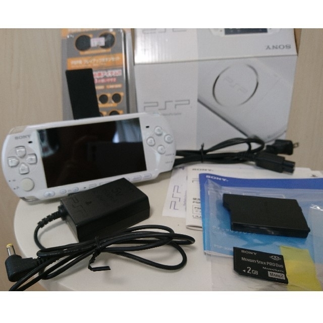 PlayStation Portable(プレイステーションポータブル)のPSP-3000 pw ＰＳＰ パルーホワイト 美品 エンタメ/ホビーのゲームソフト/ゲーム機本体(携帯用ゲーム機本体)の商品写真