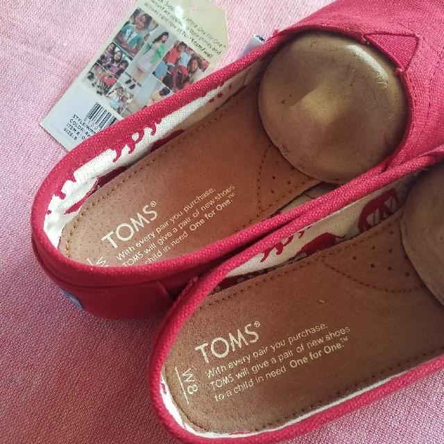 TOMS(トムズ)のトムス TOMS 新品未使用 スリッポン スニーカー ロンハーマン トムズ 赤 レディースの靴/シューズ(スリッポン/モカシン)の商品写真