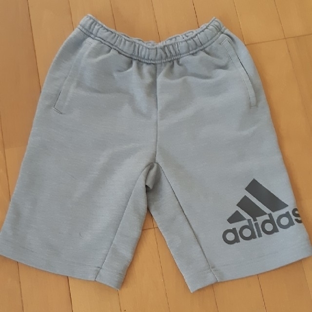 adidas(アディダス)のアディダス　　ハーフパンツ　140 キッズ/ベビー/マタニティのキッズ服男の子用(90cm~)(パンツ/スパッツ)の商品写真