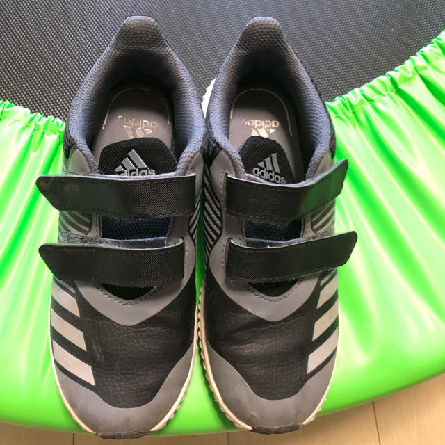 adidas(アディダス)のアディダススニーカー👟 キッズ/ベビー/マタニティのベビー靴/シューズ(~14cm)(スニーカー)の商品写真