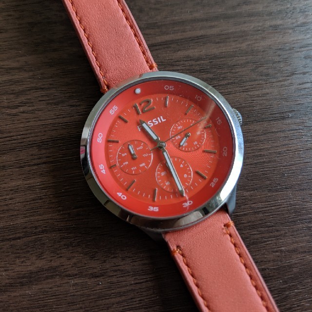 FOSSIL(フォッシル)のレディース時計　オレンジ レディースのファッション小物(腕時計)の商品写真