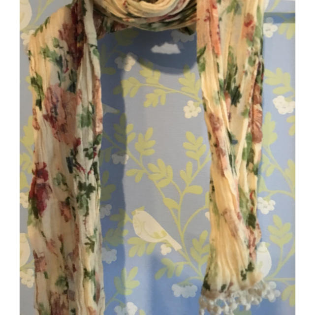 ベージュ 花柄のスカーフ レディースのファッション小物(バンダナ/スカーフ)の商品写真