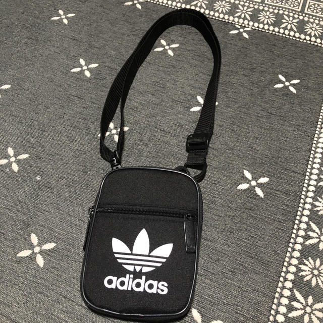 adidas(アディダス)のadidas アディダス ショルダーバッグポシェットタイプ メンズのバッグ(ショルダーバッグ)の商品写真