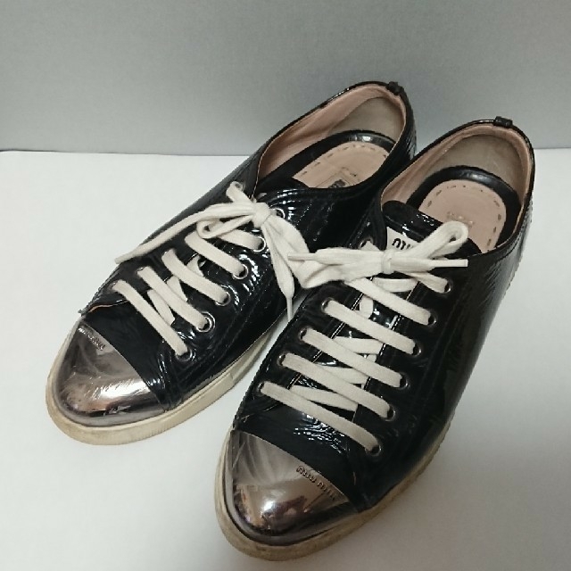 miumiu(ミュウミュウ)のベティ様専用 miumiu スニーカー 37.5&MACパウダー レディースの靴/シューズ(スニーカー)の商品写真