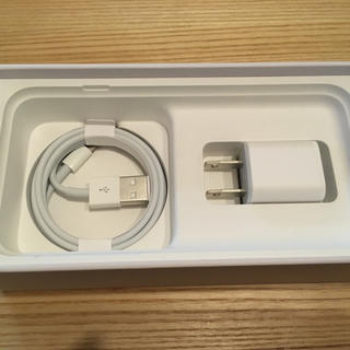 アップル(Apple)の【新品】iPhone8 純正USBアダプタ+ライトニングケーブル充電器(バッテリー/充電器)
