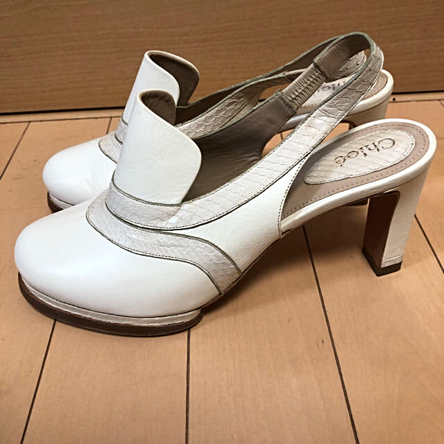 Chloe(クロエ)の新品 クロエ Chloe サンダル ミュール 37 ヘビ イタリア製 ホワイト レディースの靴/シューズ(サンダル)の商品写真