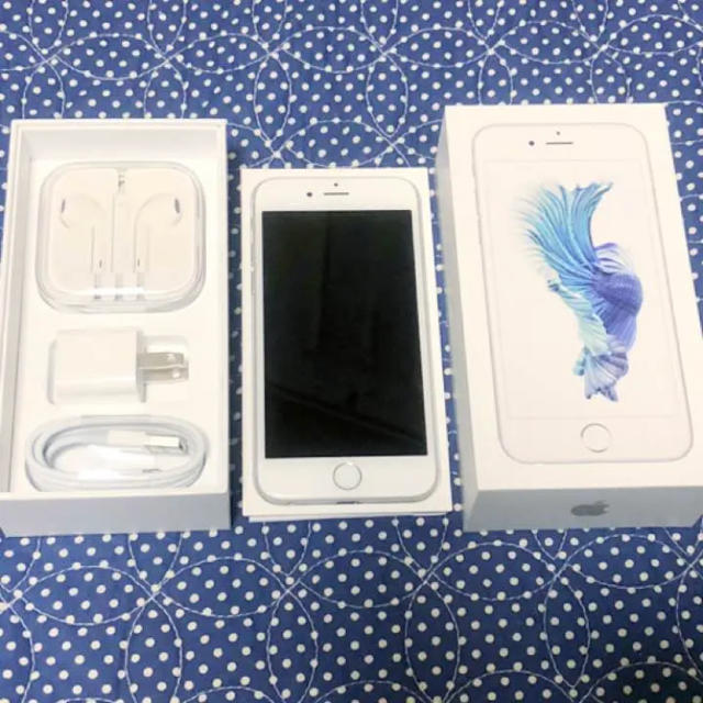 iPhone(アイフォーン)のiPhone 6s Silver 64 GB au スマホ/家電/カメラのスマートフォン/携帯電話(スマートフォン本体)の商品写真