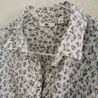 ユニクロ(UNIQLO)の*ψ* ユニクロ ♡ 花柄 ロングシャツ ブラウス /  M ✧♡彡(シャツ/ブラウス(長袖/七分))