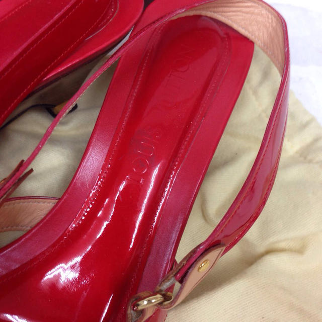 LOUIS VUITTON(ルイヴィトン)のルイヴィトン エナメルサンダル38赤系 レディースの靴/シューズ(サンダル)の商品写真