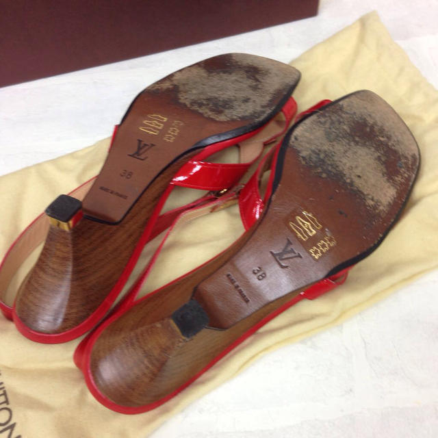 LOUIS VUITTON(ルイヴィトン)のルイヴィトン エナメルサンダル38赤系 レディースの靴/シューズ(サンダル)の商品写真
